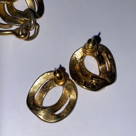 Vintage Monet Interlocking Links Earring & Necklace Matching Set - Picture 7 of 11